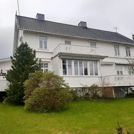 Lensmannsgarden, Hamnvik, فندق مبيت وإفطار *